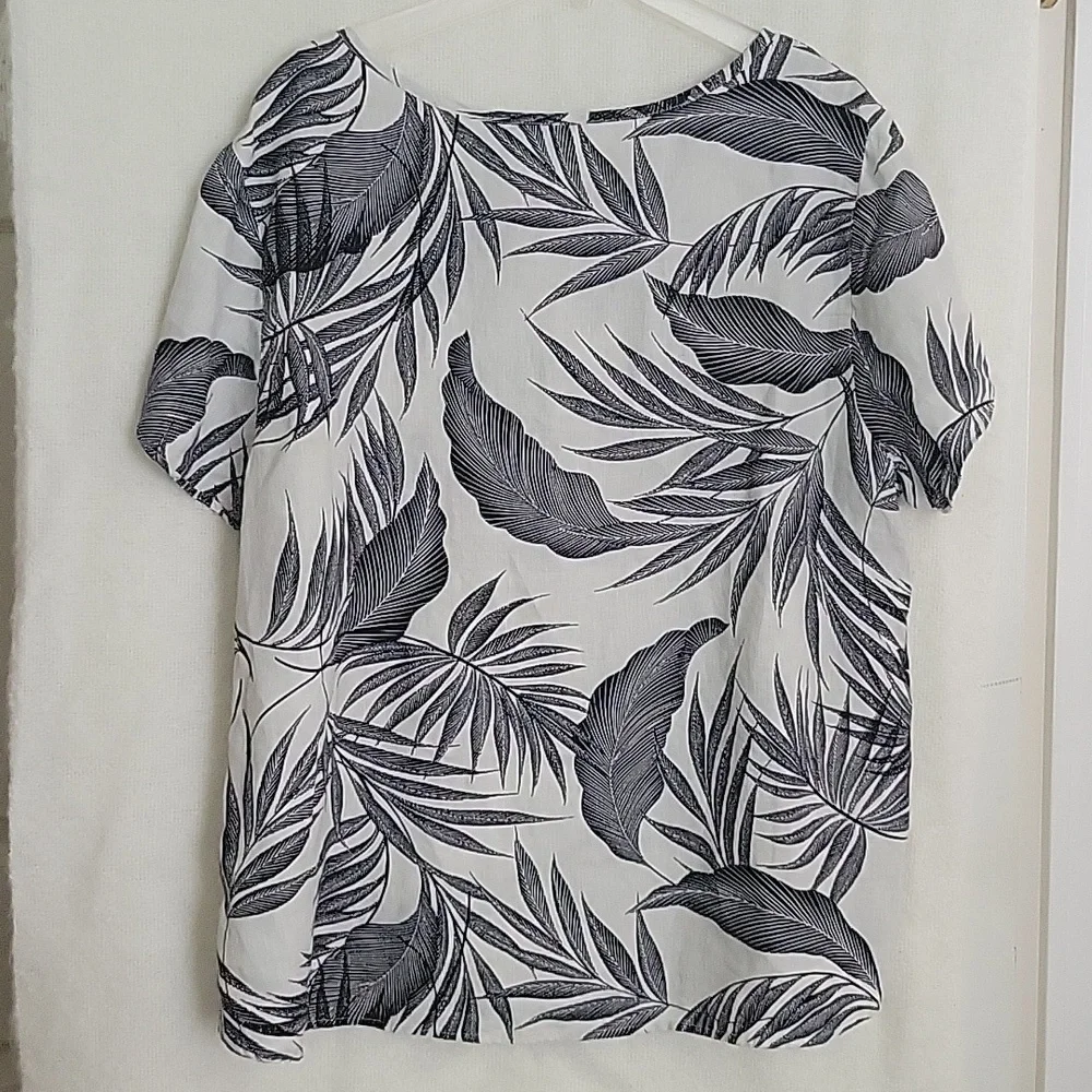 Plus Size Tahari Palm Print 100% Linen Top Size: 2X - Picture 3 of 3